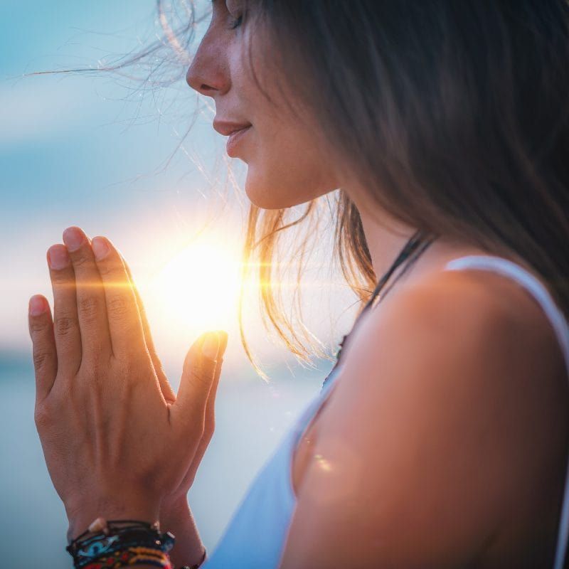 Lerne in der Reiki Ausbildung online die Kundalini Meditation für dich zu nutzen
